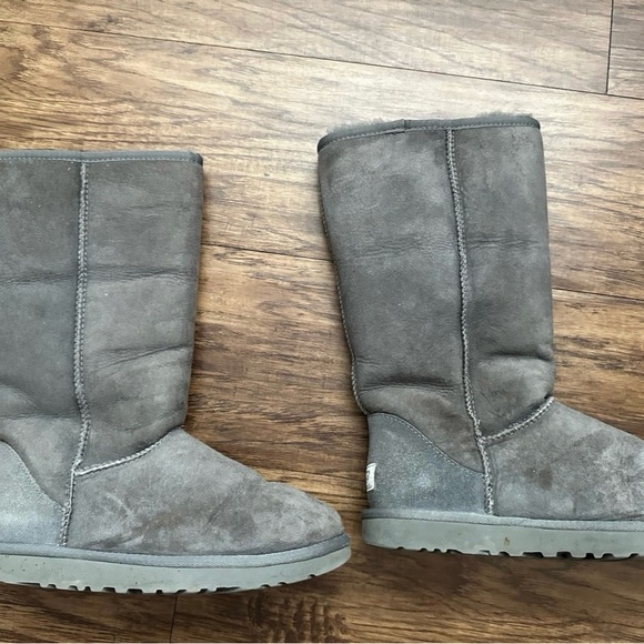 Grey Uggs Size 9 - Picture 3 of 4